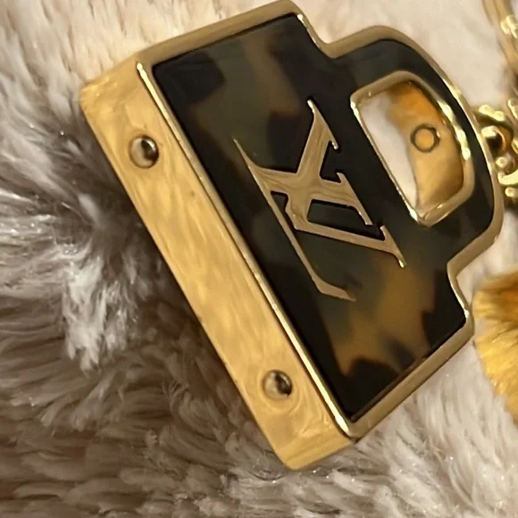 LOUIS VUITTON Tortoise Lock and Key Bag Charm/Key Holder - Picture 4 of 16